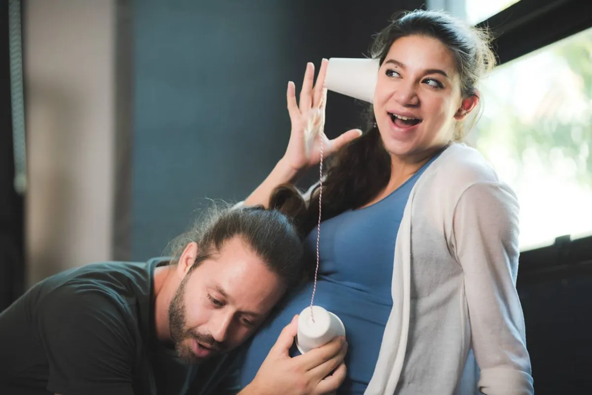 صورة لزوج يسمع نبضات قلب الجنين