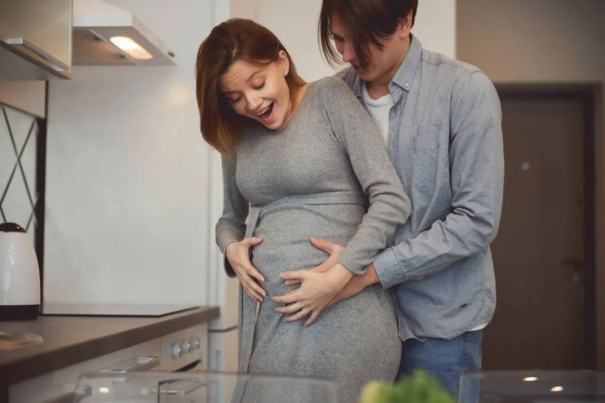 صورة لزوجين سعيدين بحركة الجنين