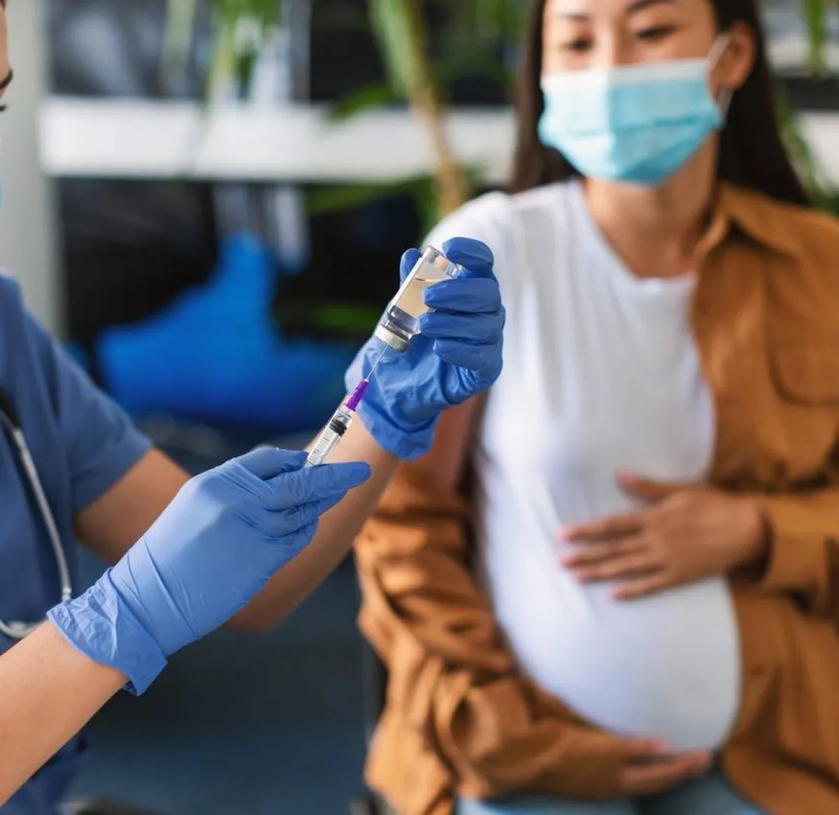 صورة لحامل تأخذ اللقاح