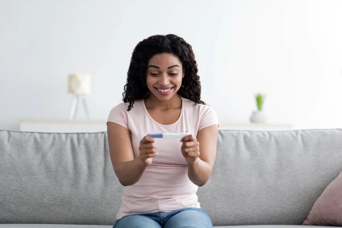 صورة لامرأة تراقب اختبار الحمل
