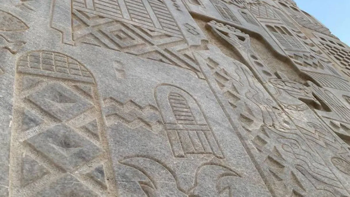 ظهور عمل أثري بجدة بعد إزالة مبنى تجاري وأكشاك