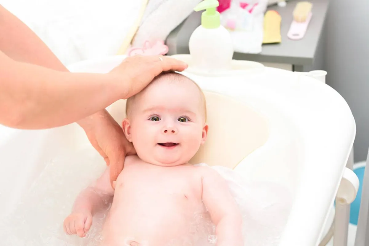 صورة لرضيع في حوض الاستحمام