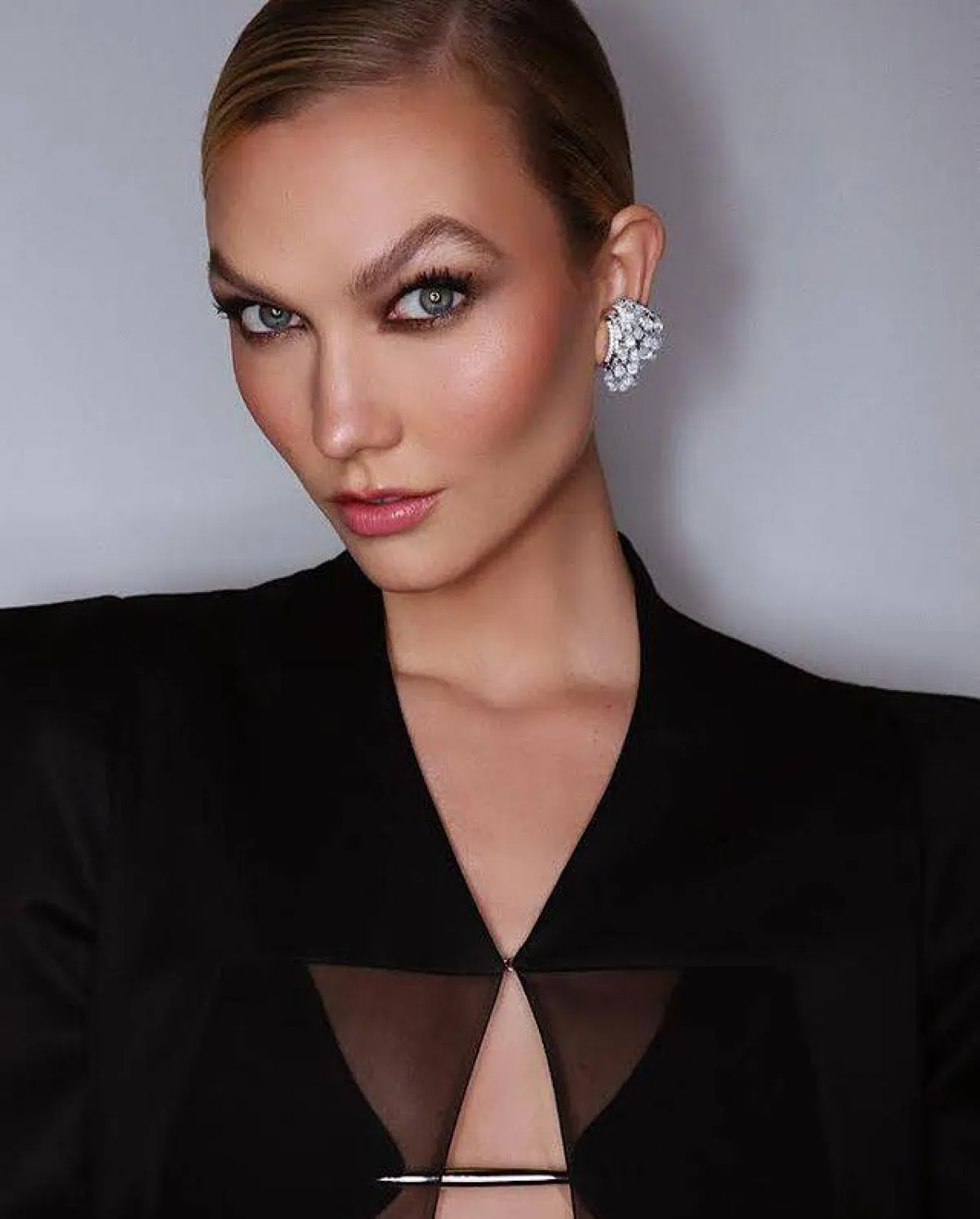 karlie kloss بأقراط ومجوهرات للأذن بتصاميم مميزة ولافتة من ANA KHOURI-الصورة من حساب مصفف الشعر Dawson Hiegert