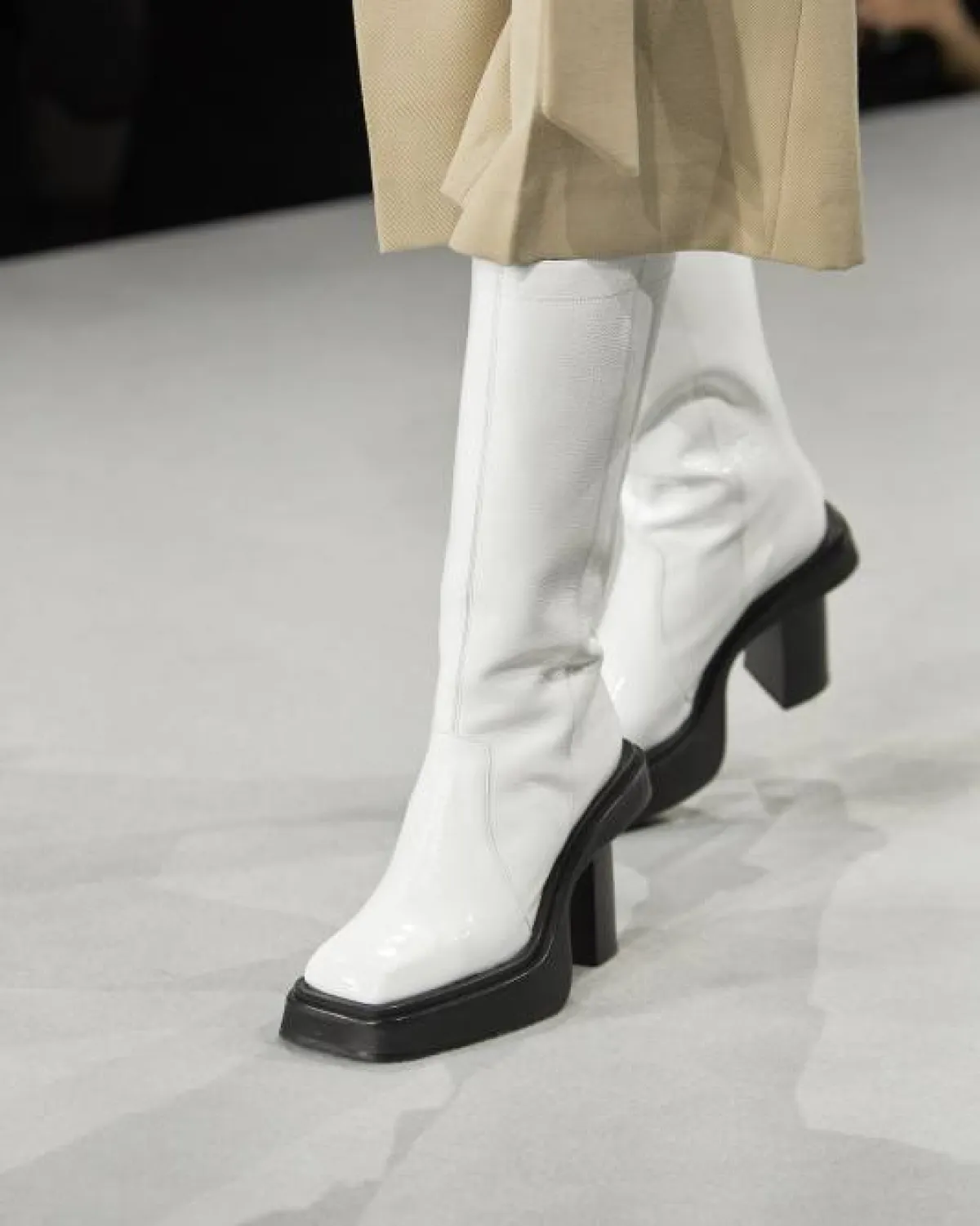 الجزمة البيضاء