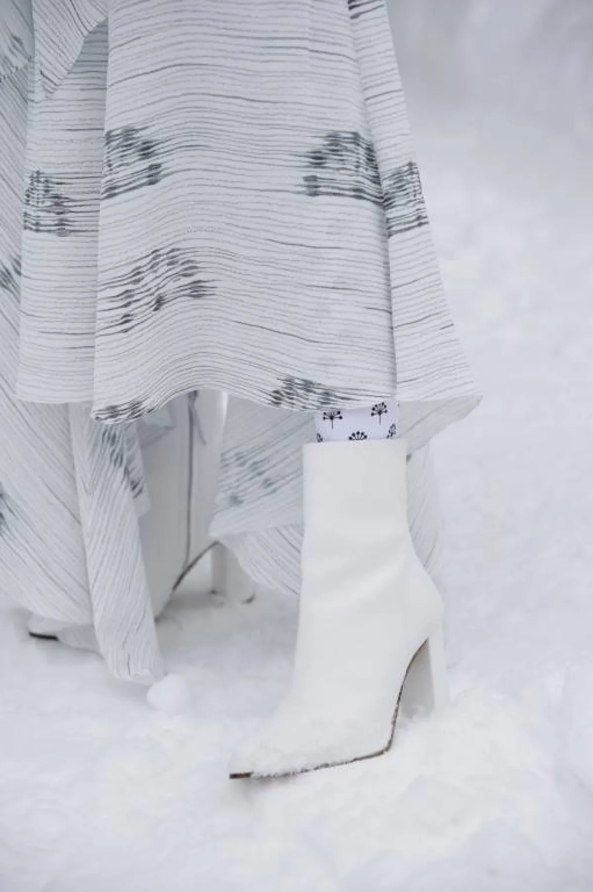 الجزمة البيضاء