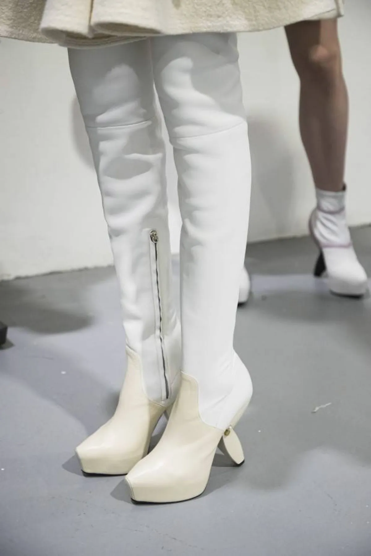 الجزمة البيضاء