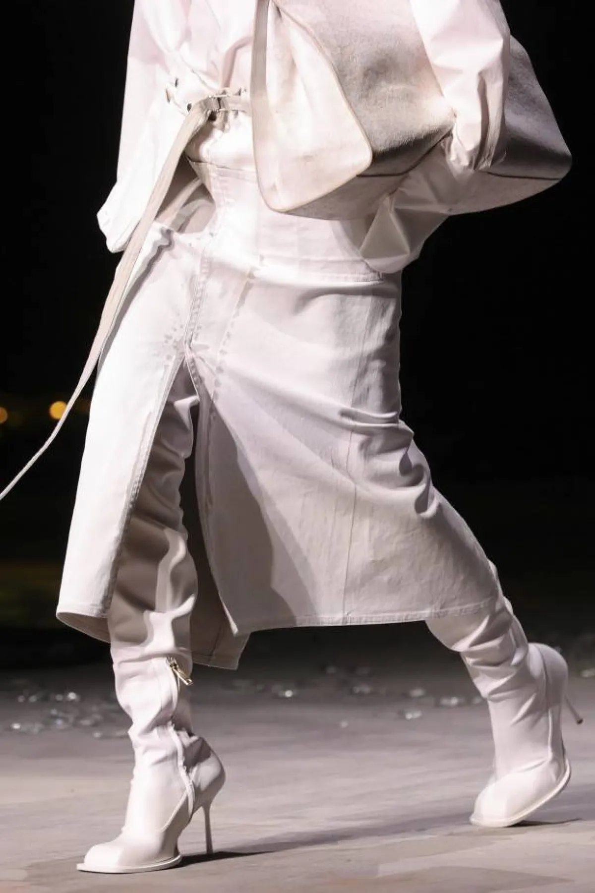 الجزمة البيضاء