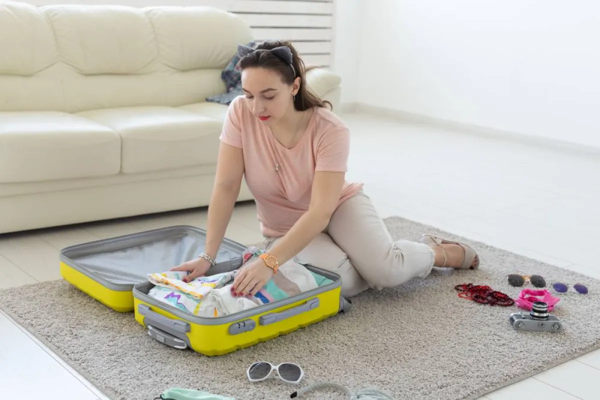 توضع الأشياء الأخرى داخل حقيبة السفر