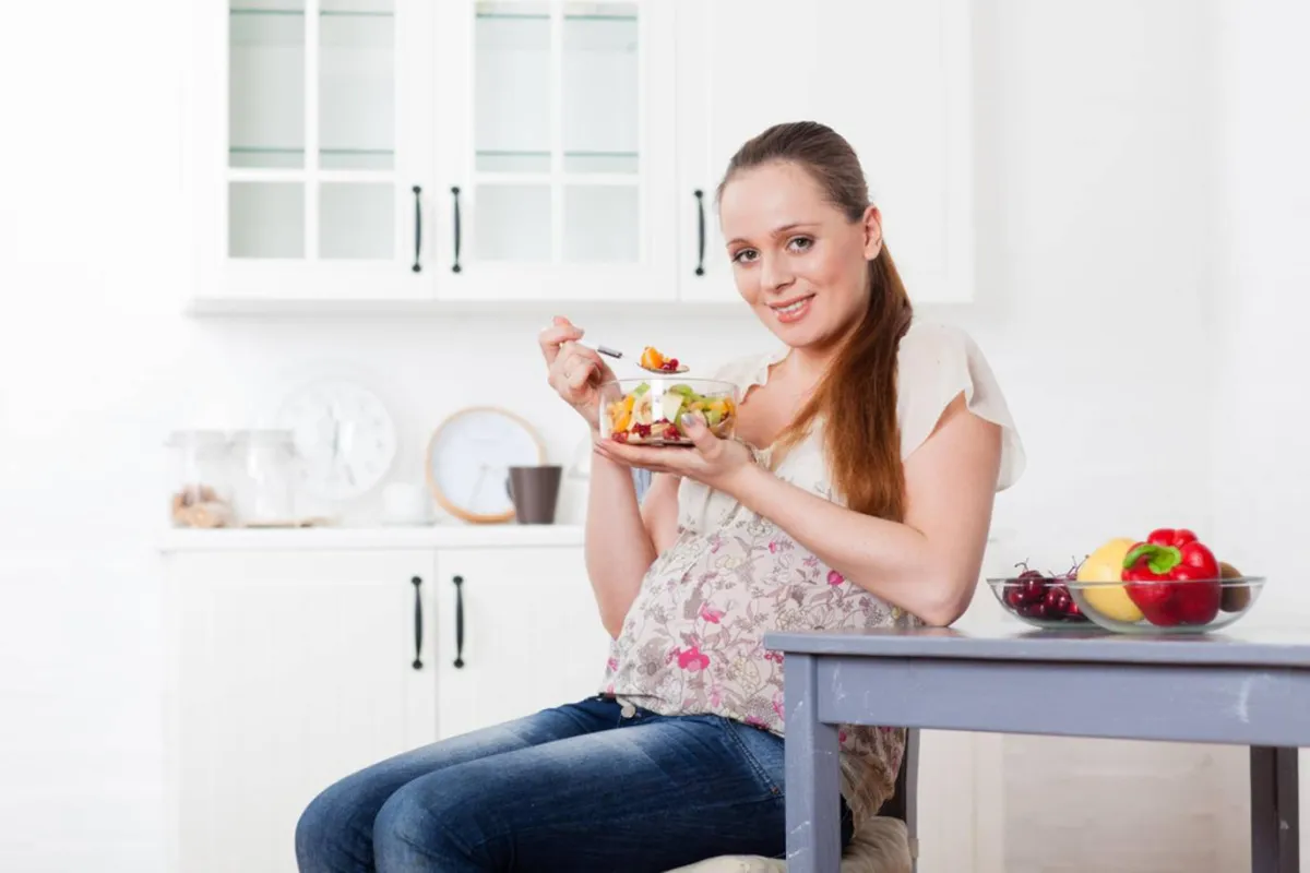 صورة حامل تتناول الطعام الصحي