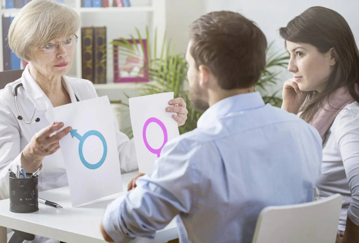 صورة لحامل تتابع حملها طبياً