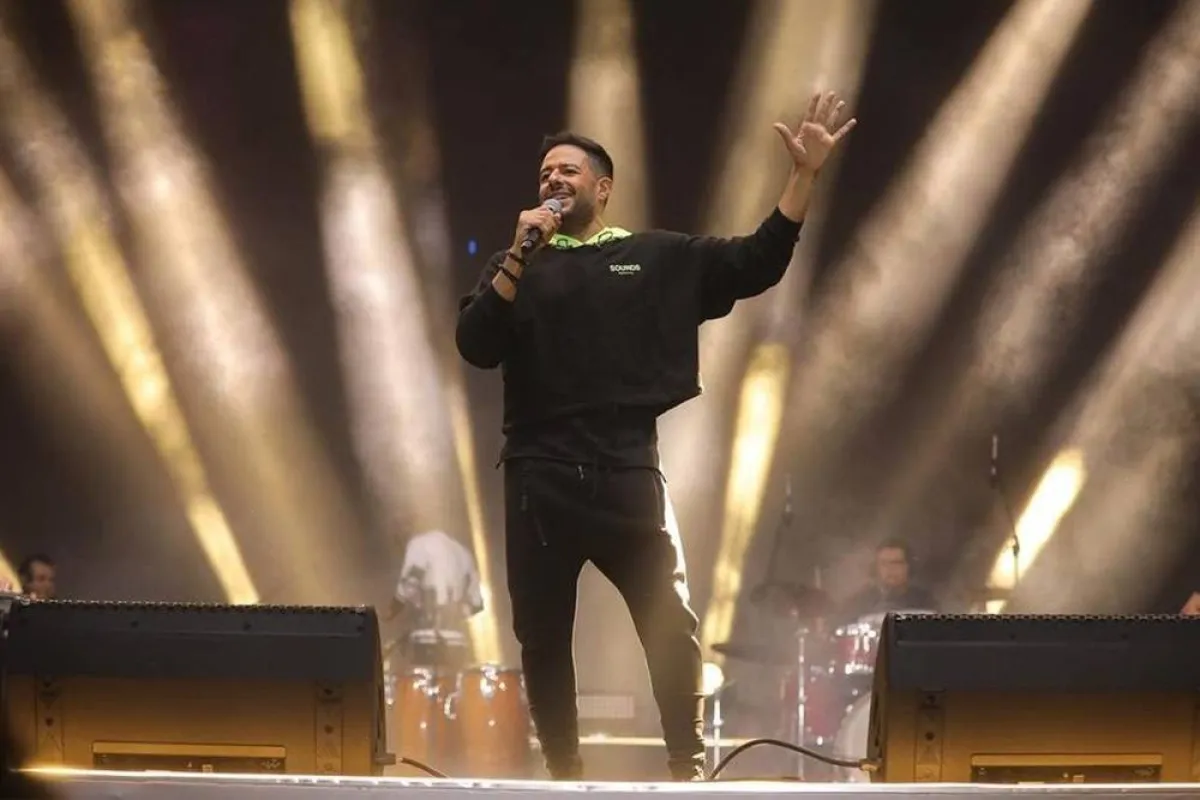 حماقي بالهودي الأسود والبنطلون الرياضي