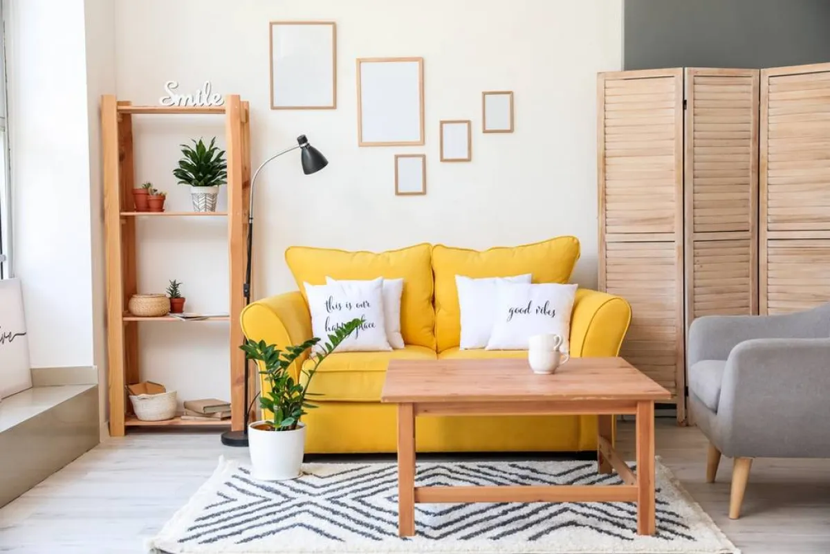 الأصفر والأبيض في ديكورات غرف الجلوس العصريّة