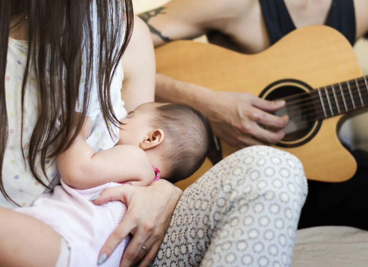 صورة لأم ترضع طفلها