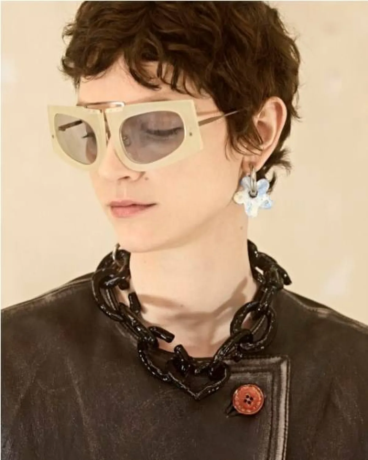 القلادة القصيرة المكتنزة من اكني  Acne