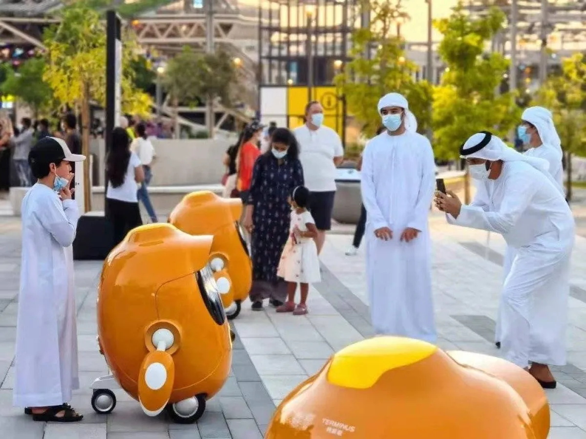 صورة زوار معرض إكسبو 2020 مع الروبوت أوبتي