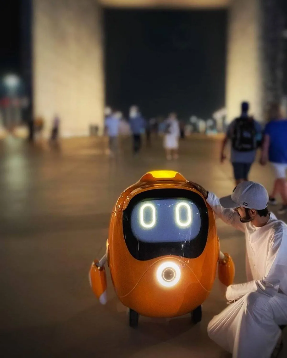 زائر إكسبو 2020 يلتقط صورة مع روبوت أوبتي