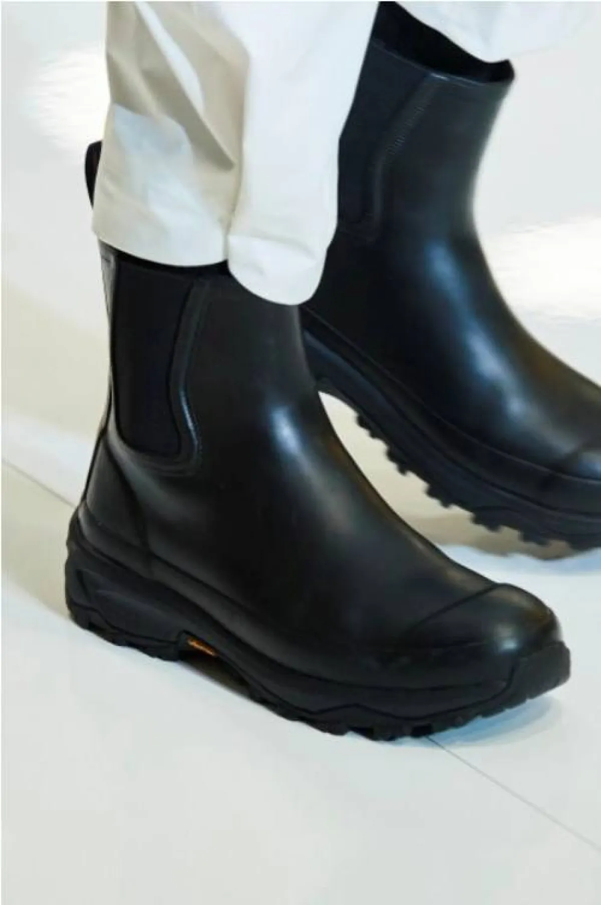 الجزمة المصنوعة من الجلد باللون الاسود  من كي واي  K Way