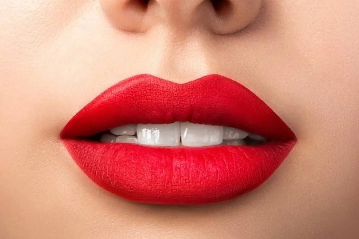 مكياج الشفاه السفلية الكبيرة