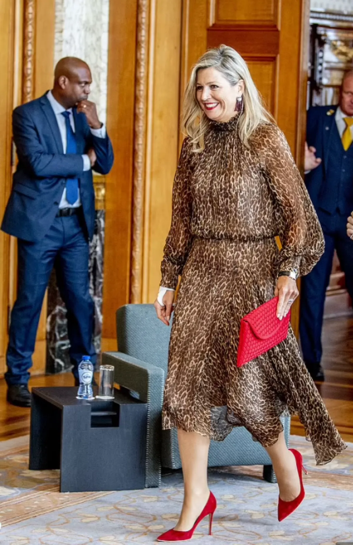 الملكة مكسيما ترتدي فستاناً مطبعا مع أكسسوارات حمراء