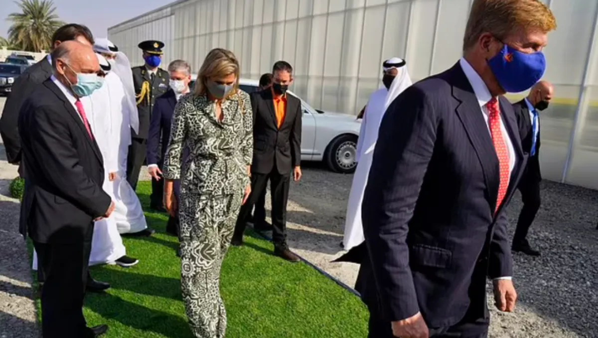 الملكة مكسيما ترتدي جمبسوت مطبع