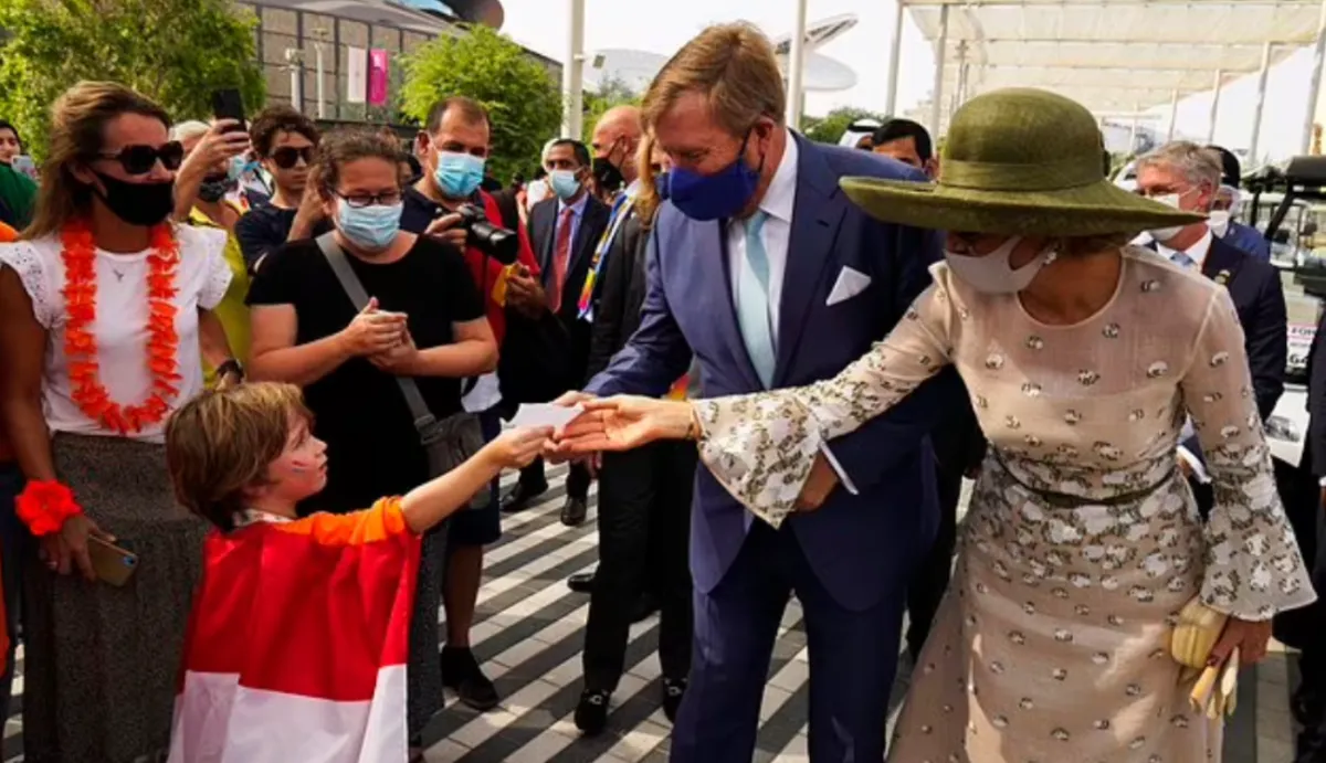 الملكة مكسيما ترتدي فستاناً بلون نيود مع قبعة كاكية