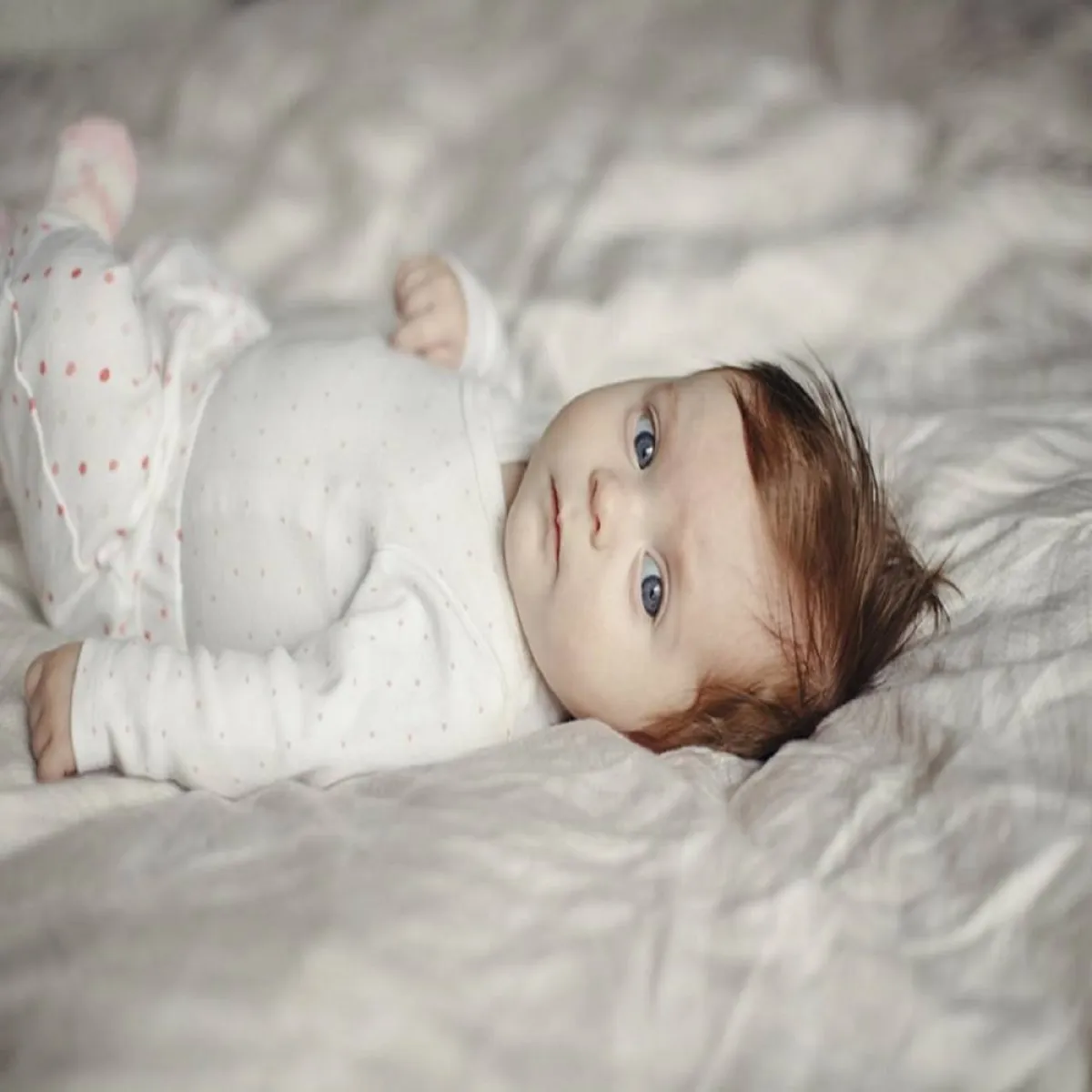 صورة لطفل رضيع في سريره