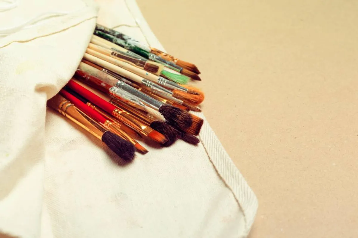 الفرش، من الأدوات الأساسية لتزيين حافظة الهاتف المحمول