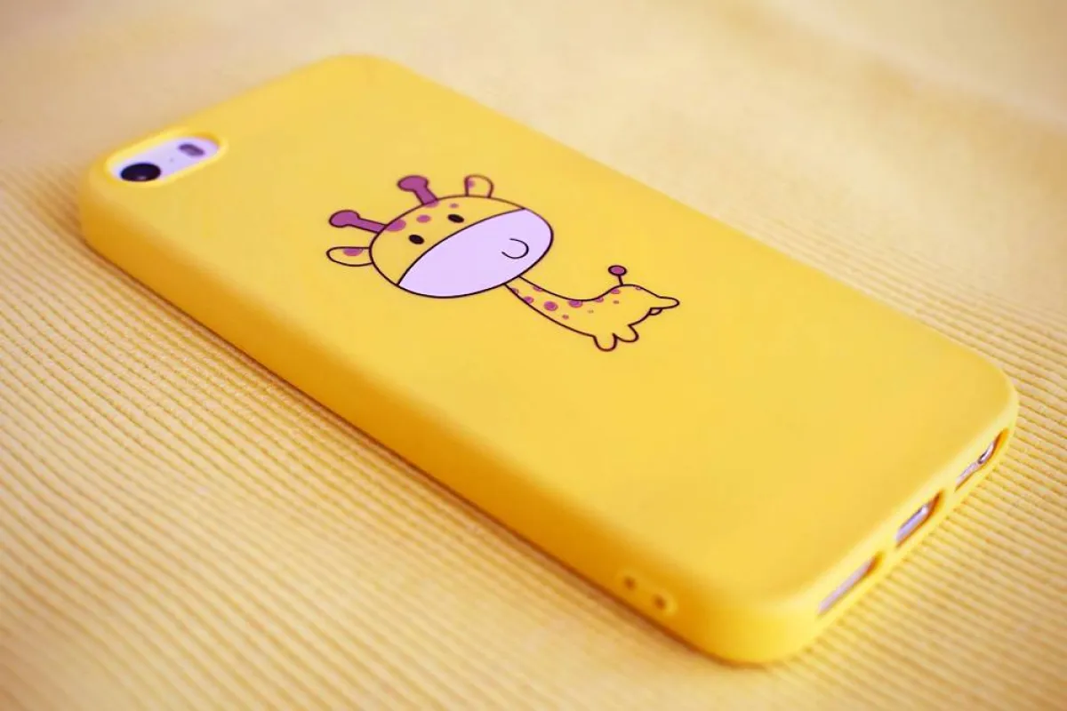 لصق الشرائط المطرزة على حافظة الهاتف المحمول