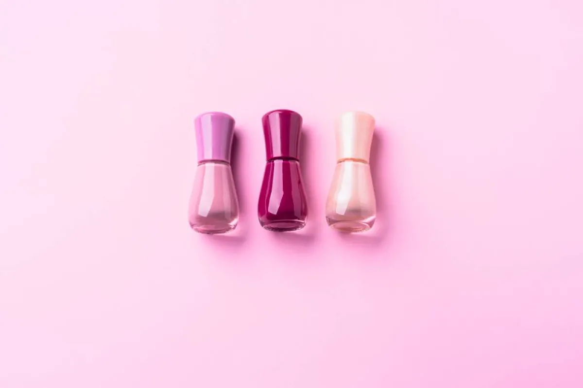 طلاء الأظافر، من المكونات الأساسية في تلوين حافظة الهاتف الشفافة