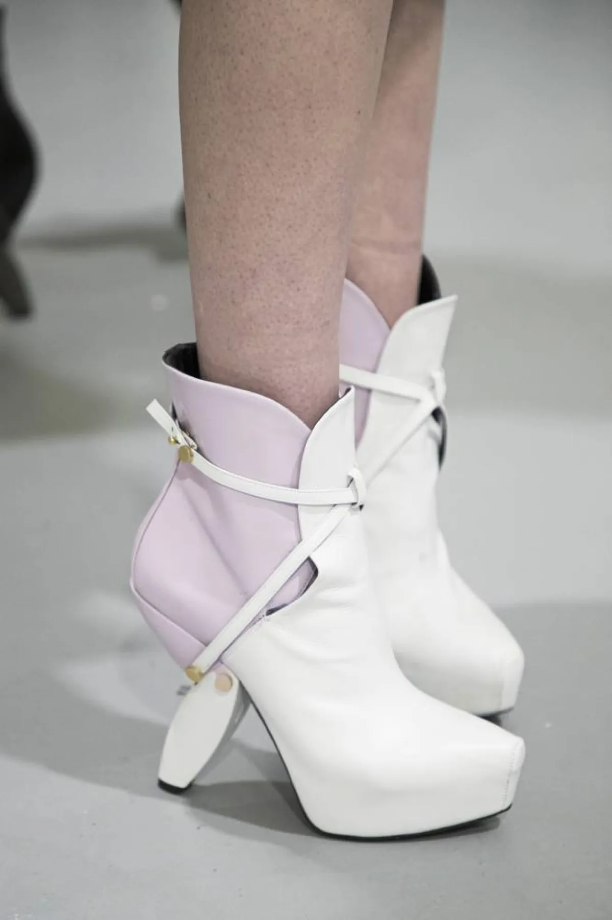  جزمة باللون الوردي والأبيض من بورتس1961 Ports1961  