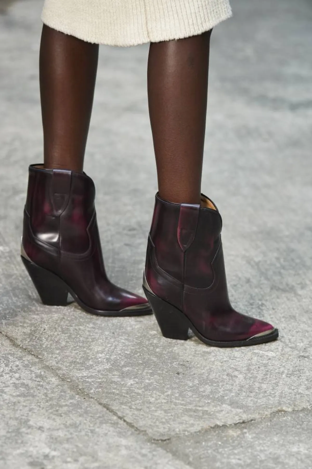 جزمة باللون الأرجواني والأسود من إيزابيل ماران Isabel Marant 