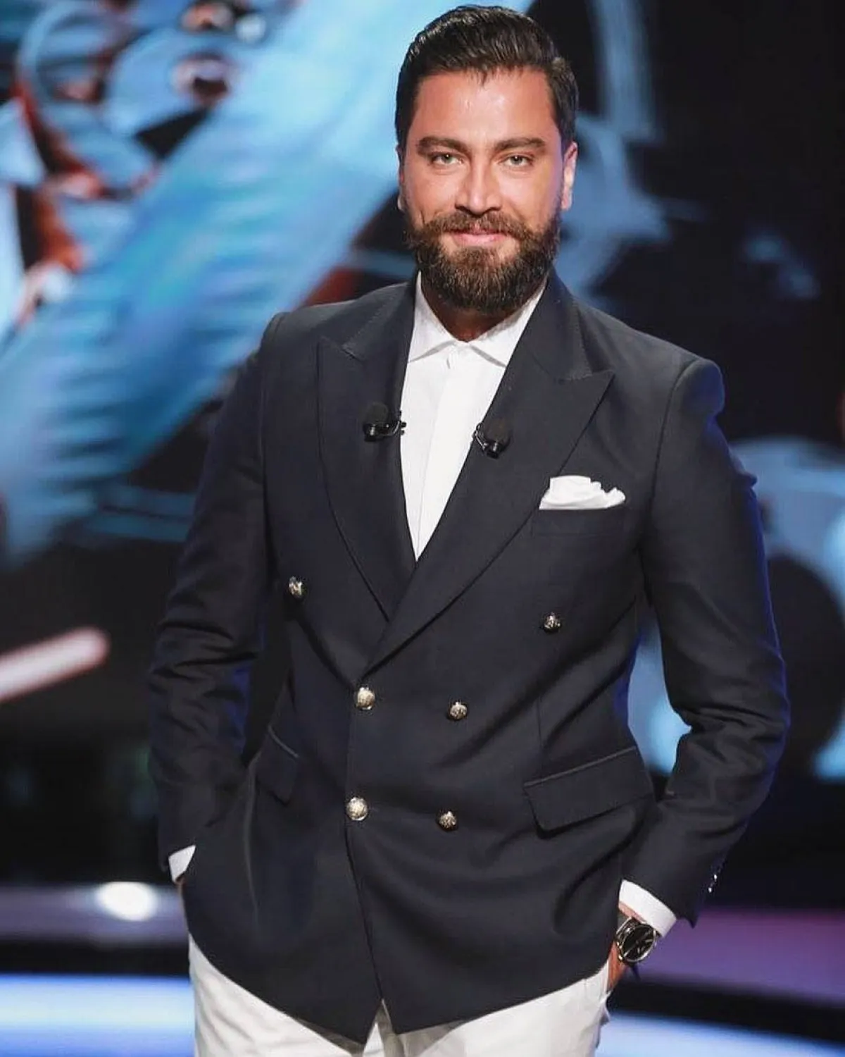 معتصم النهار ببدلة رسمية كلاسيكية 