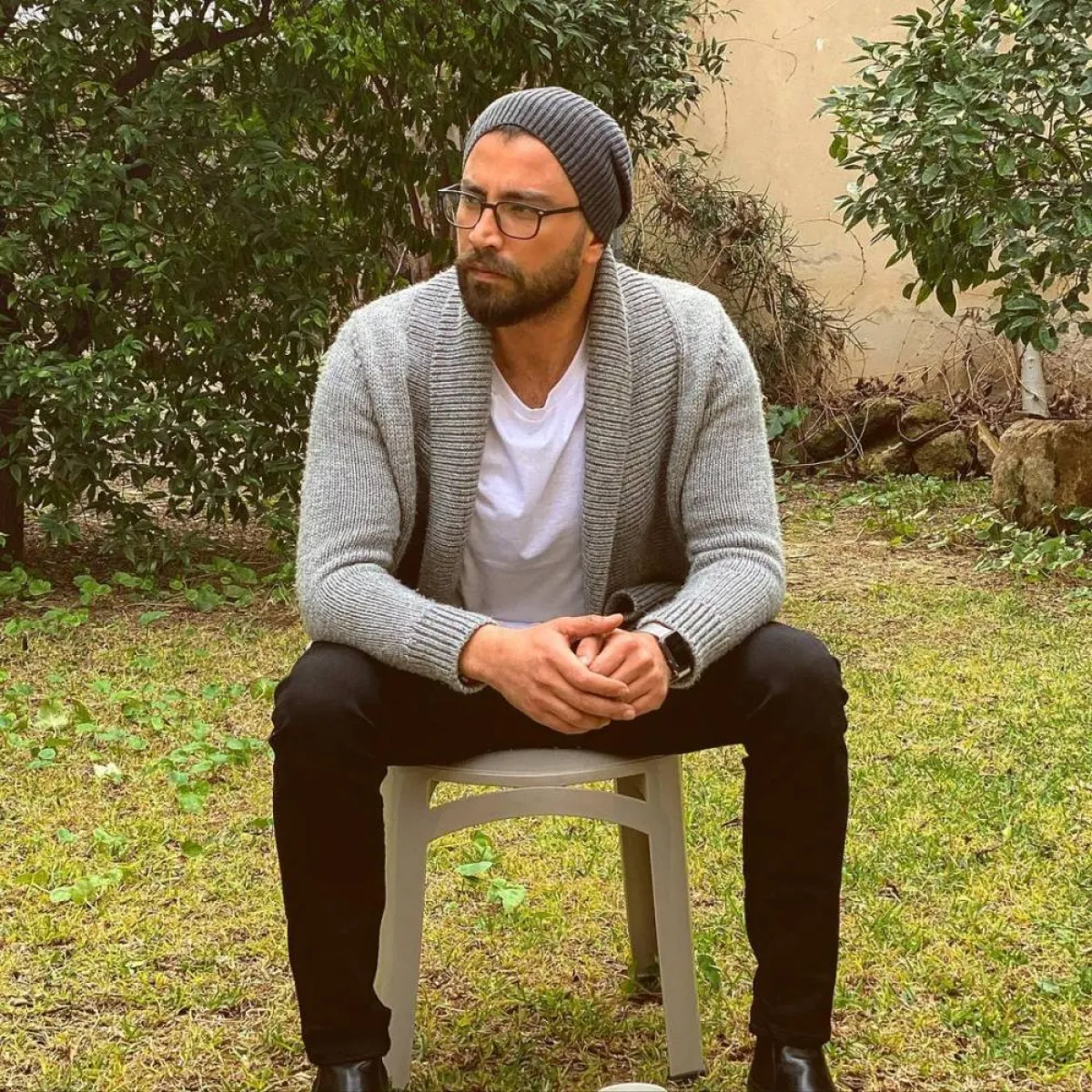 معتصم النهار بإطلالة خريفية عصرية 