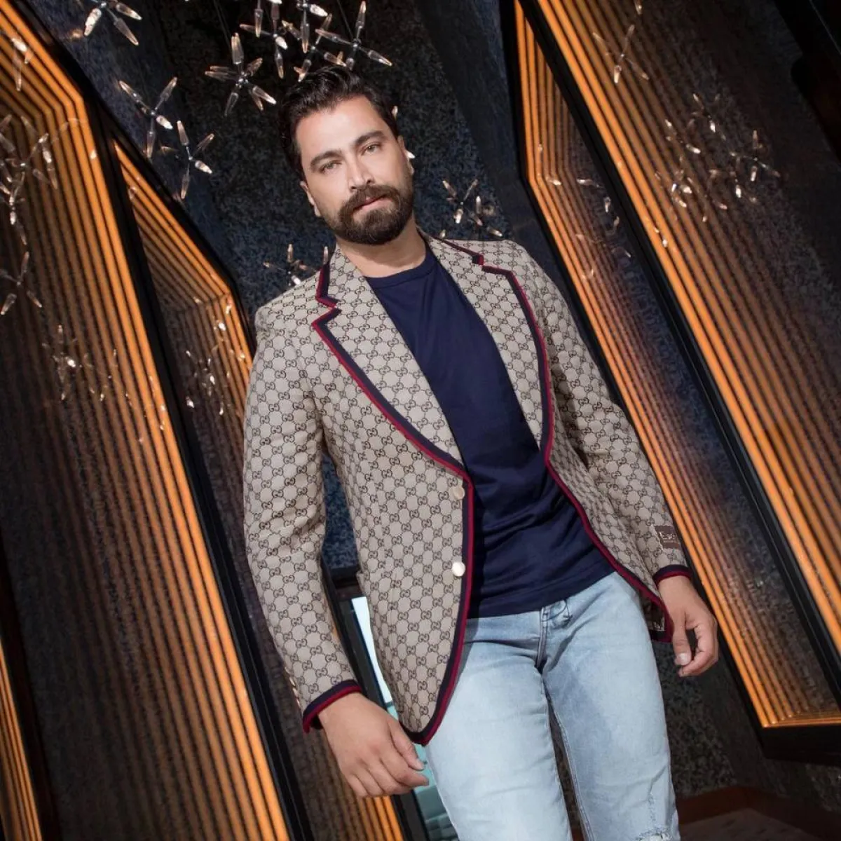 معتصم النهار بإطلالة كاجوال عصرية 