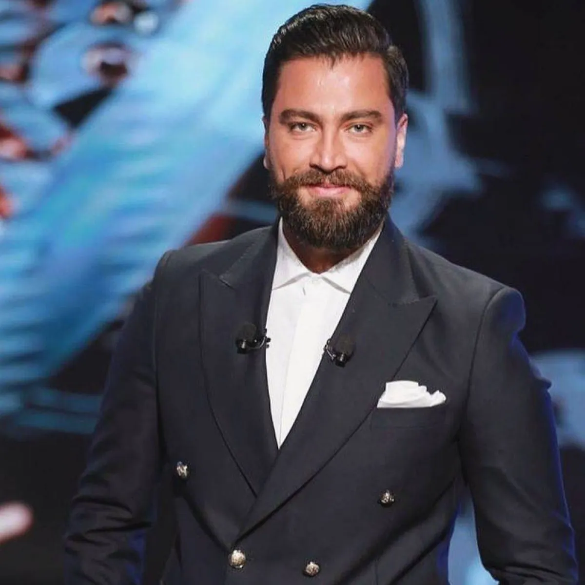 معتصم النهار ببدلة رسمية كلاسيكية 