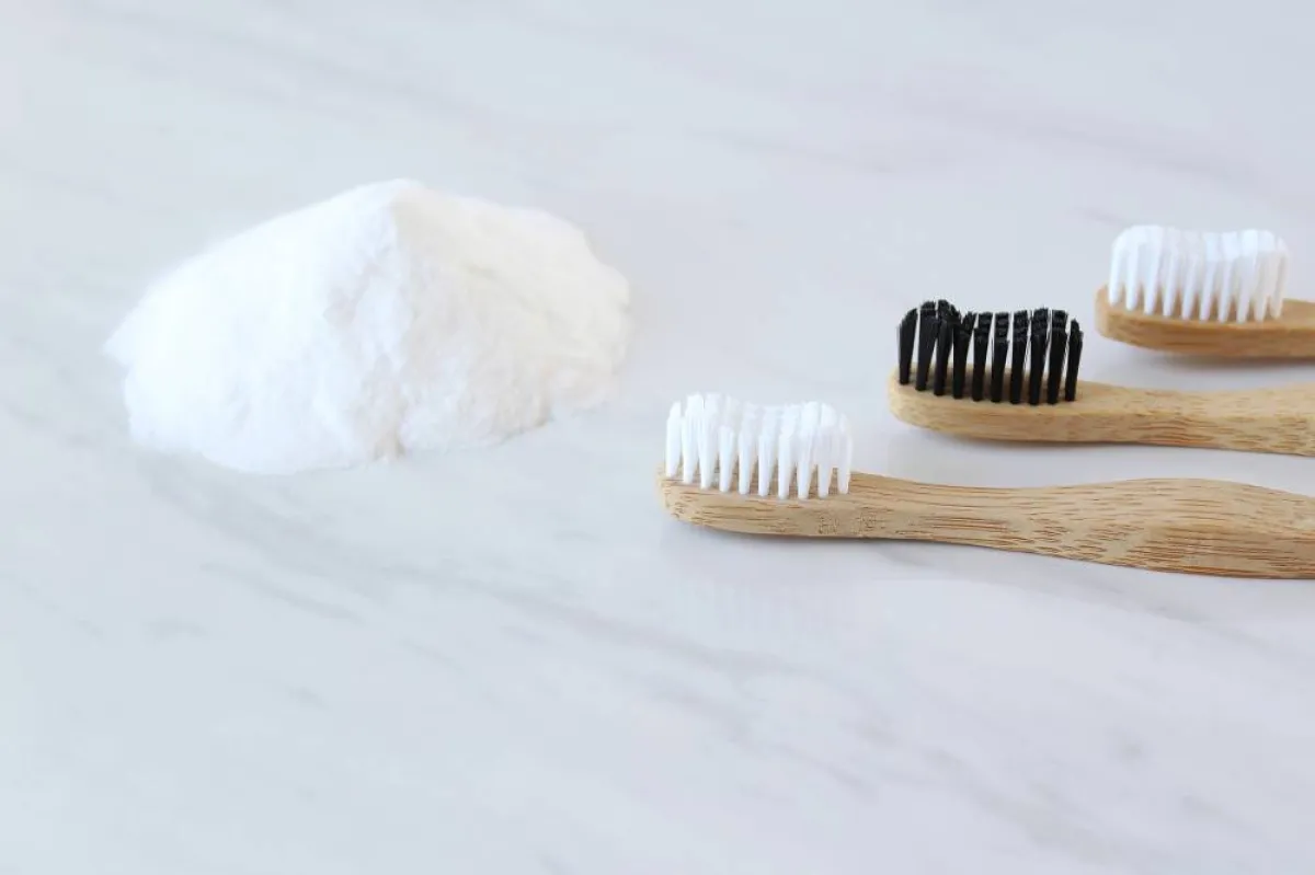 صودا الخبز في تنظيف الحقائب الجلدية البيضاء