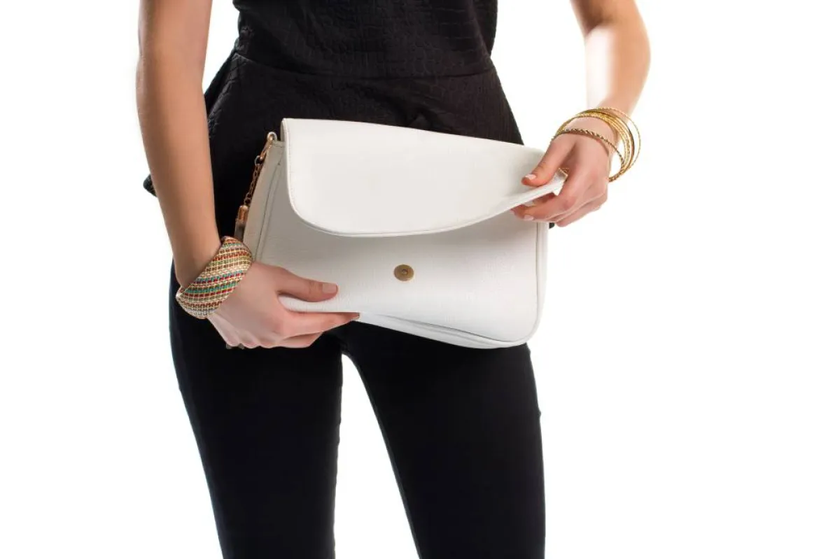 تنظيف الحقيبة الجلدية البيضاء 