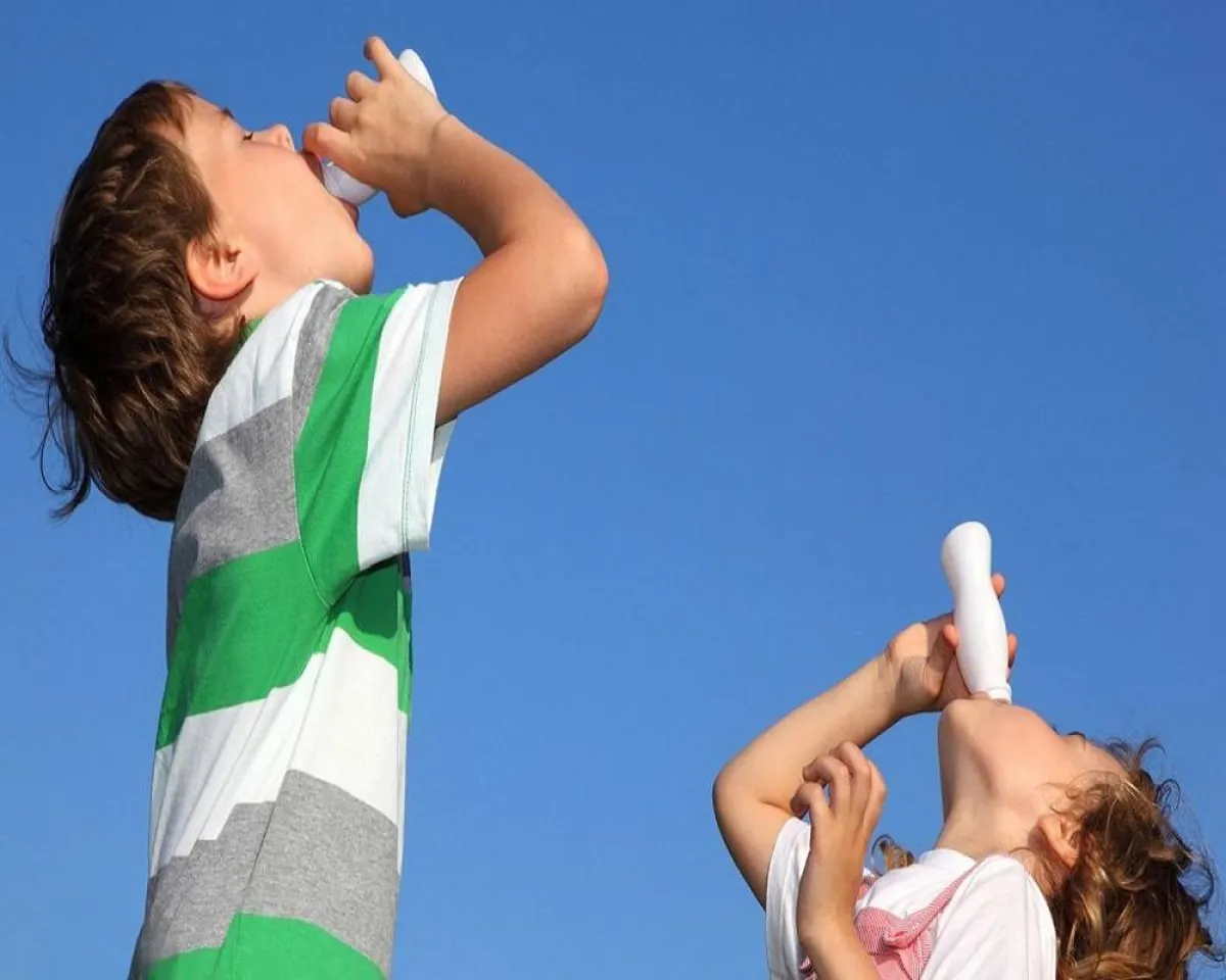 صورة لأطفال يتناولون الحليب