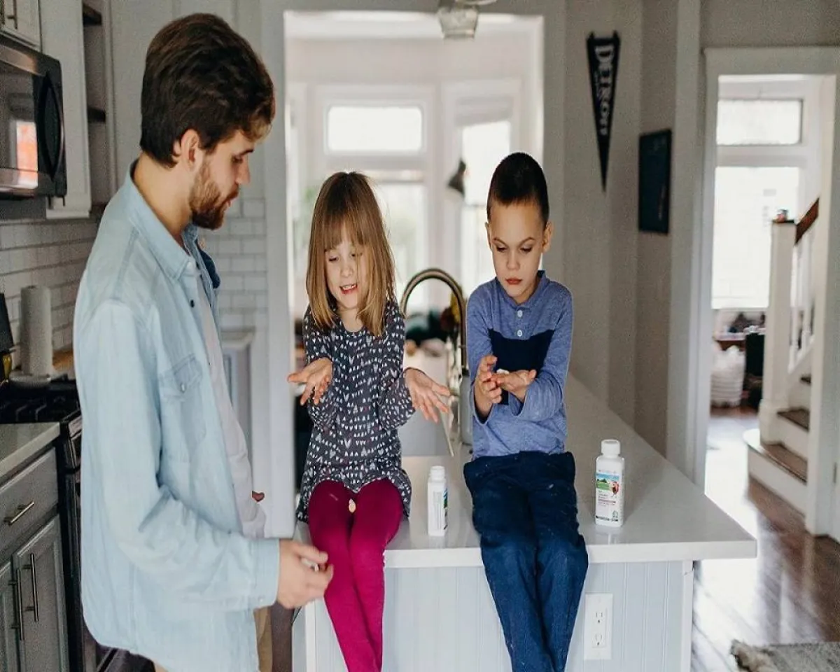 صورة لأطفال يتناولون الحليب الغني بالبروبيوتيك