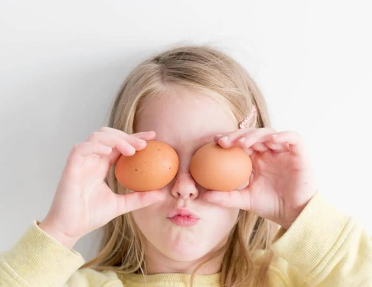 صورة لطفلة تعبر عن الأنانية