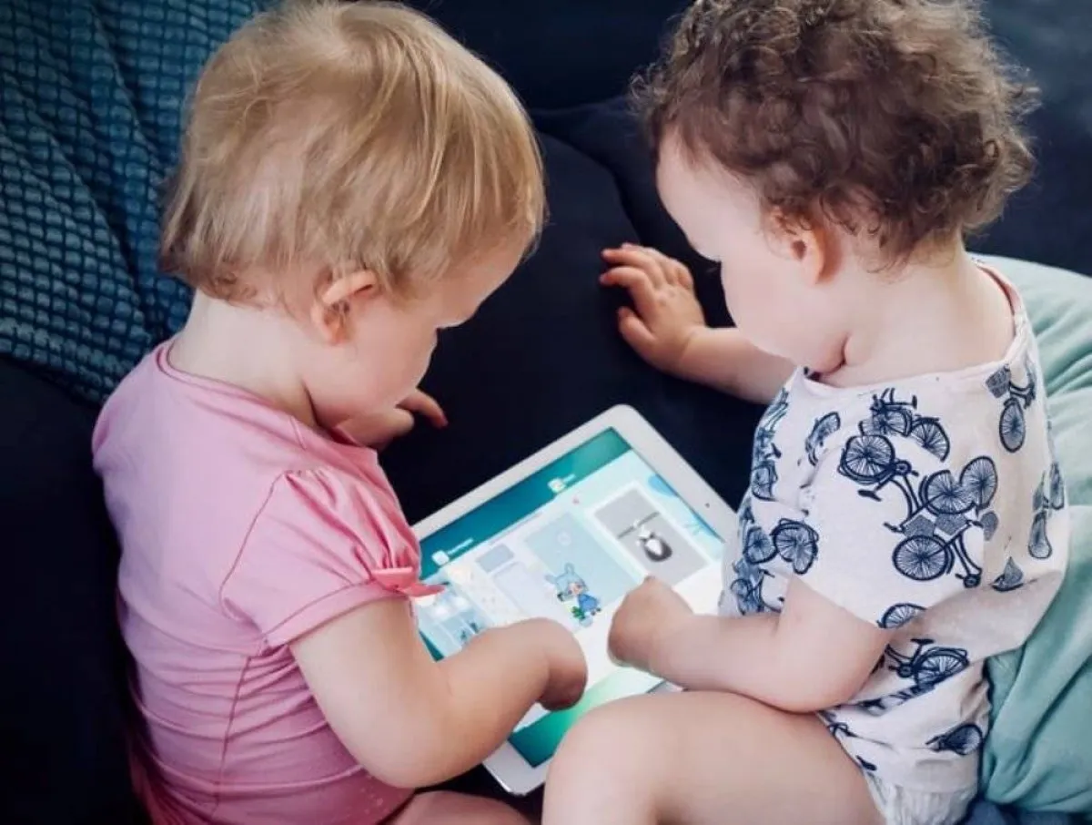 صورة لتوأم مختلف