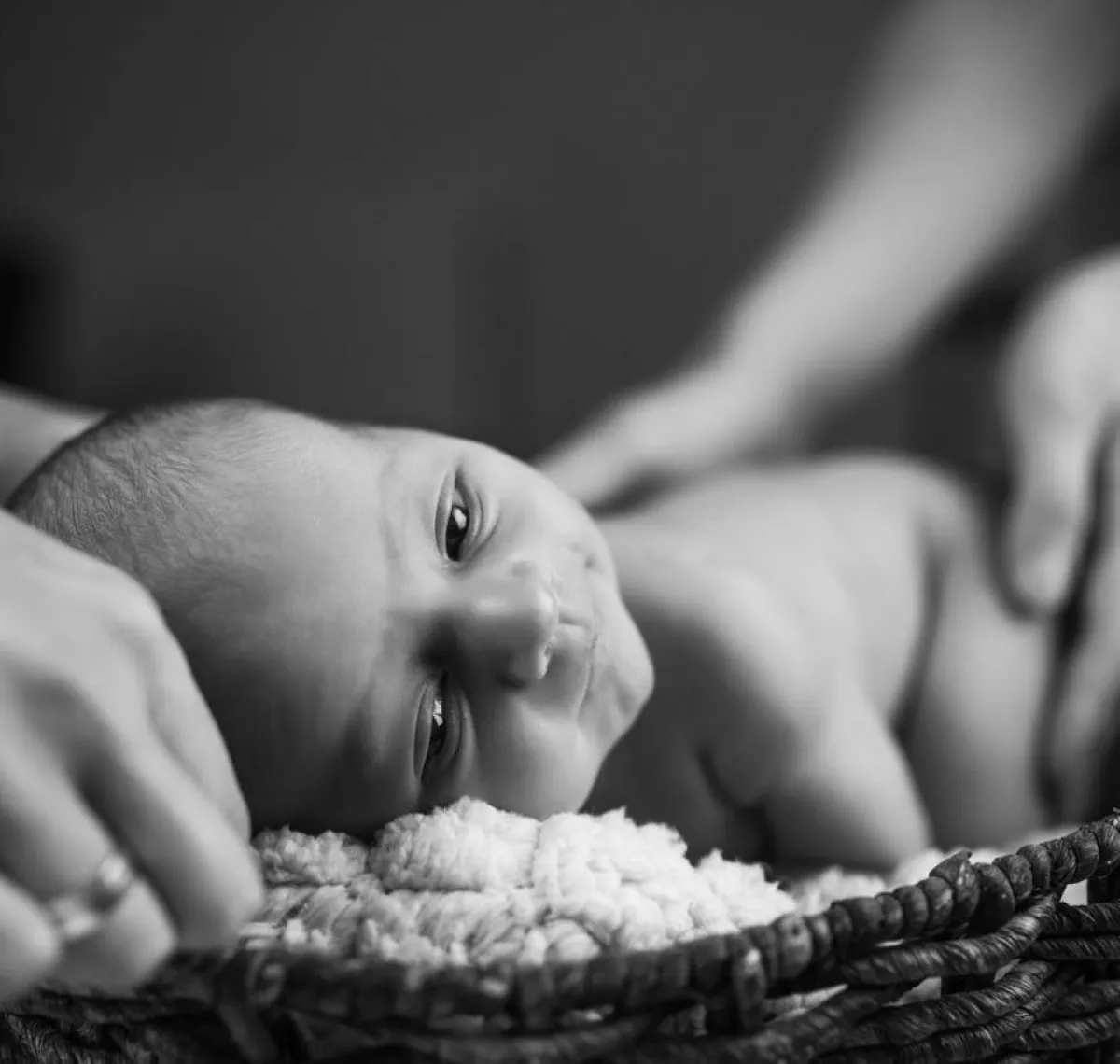 صورة تعبيرية عن العناية بالمولود