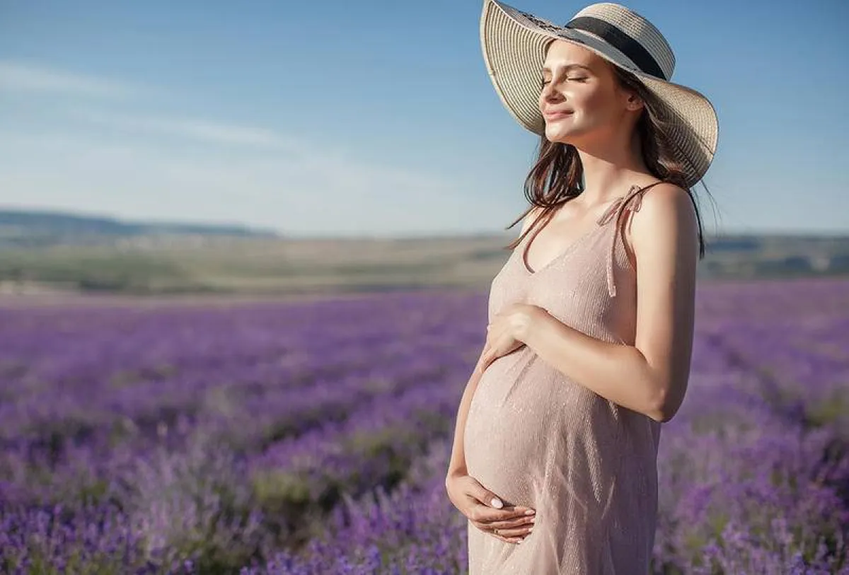 صورة لحامل تتأمل