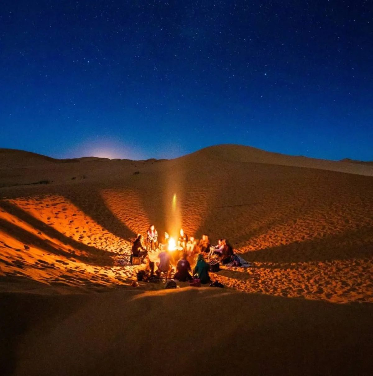 صورة عن تجمع الشعراء في الصحراء