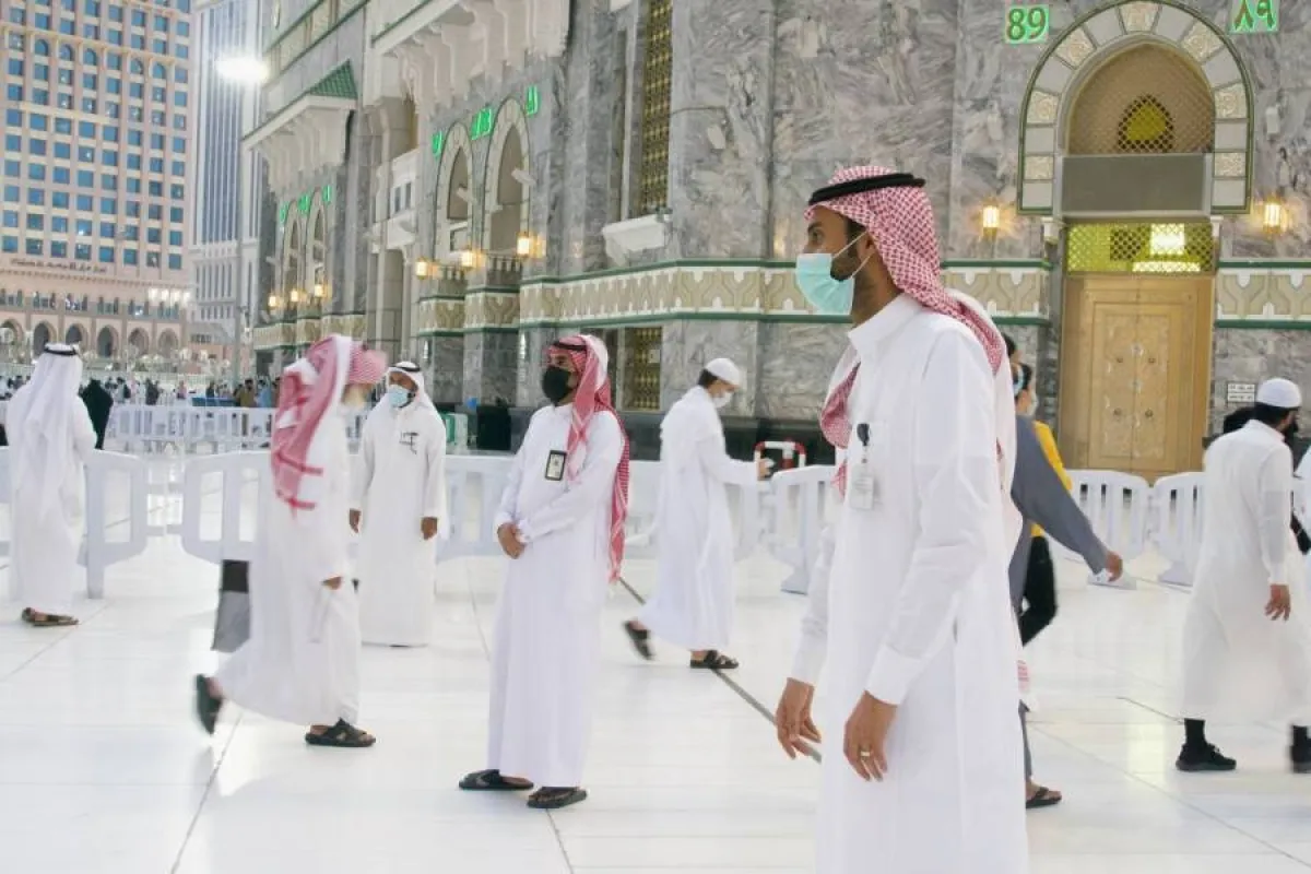 إدارة الساحات تقدم خدماتها لمرتادي المسجد الحرام