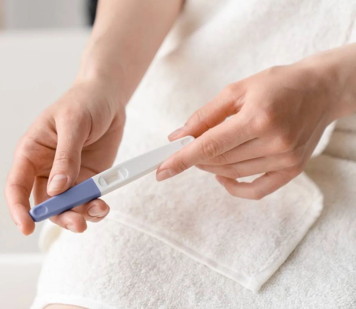 صورة لامرأة تتفقد اختبار الحمل