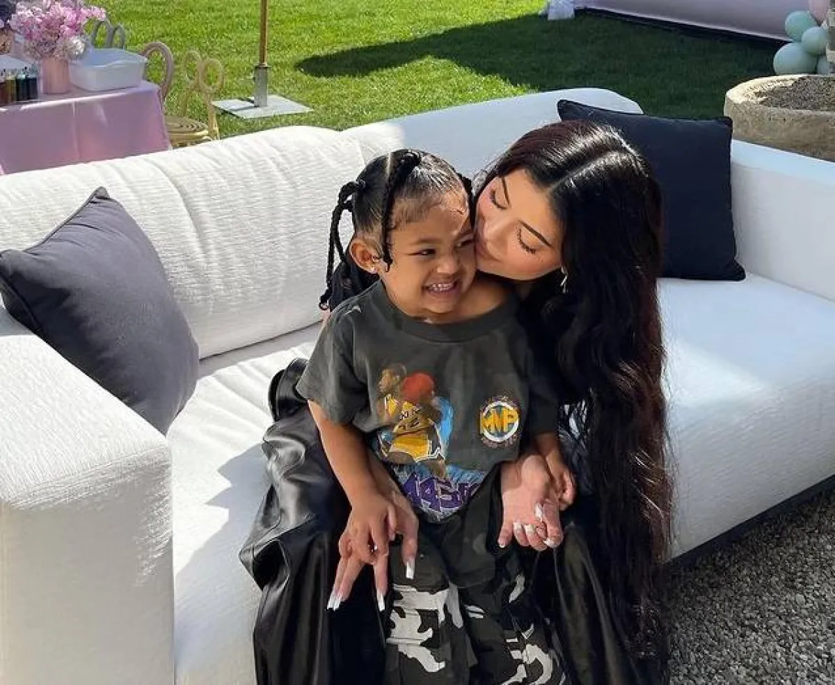 كايلي جينر وابنتها ستورمي-الصورة من حساب كايلي على انستغرام