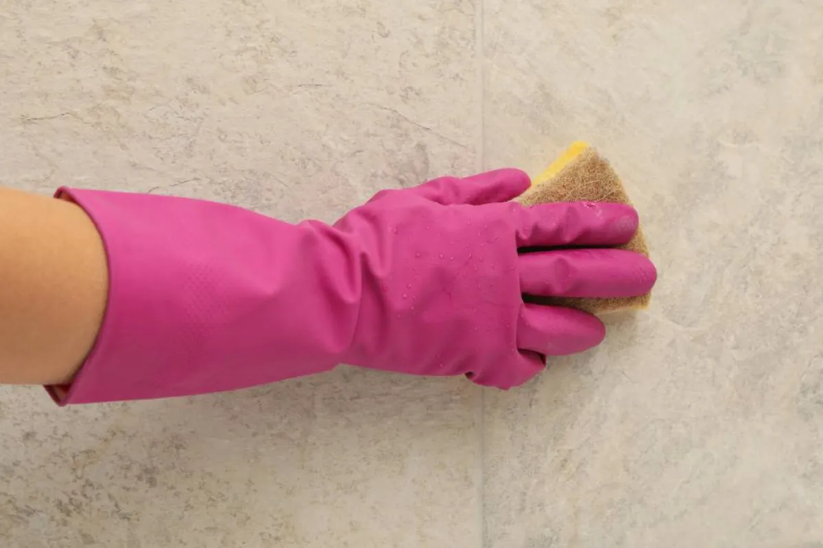 لا بد من رتداء زوجين من القفازات المطاطية، عند استخدام محلول الخل