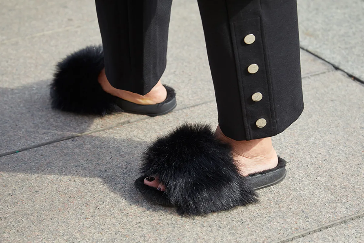 أحذية من الفرو لإطلالة دافئة في الشتاء