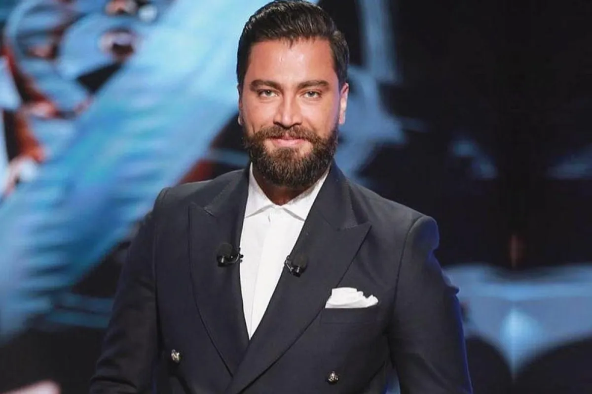 معتصم النهار ببدلة رسمية كلاسيكية 